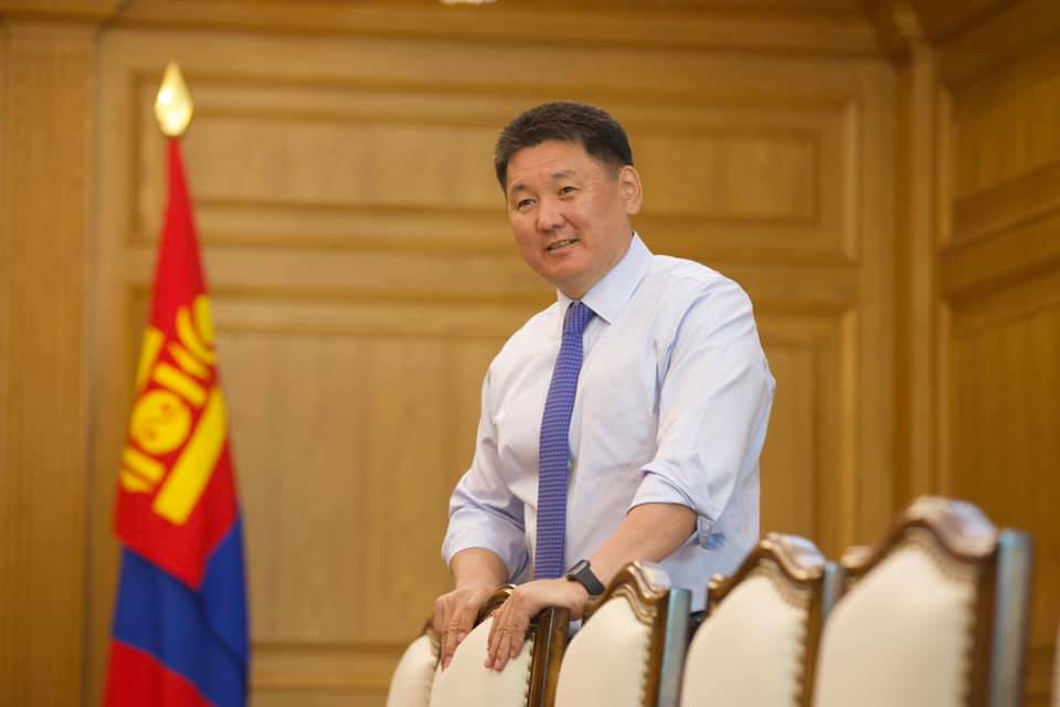 Ерөнхий сайд У.Хүрэлсүхийн санаачлагын дагуу цугласан 563.400.000 төгрөг "Хүүхдийн сан"-д орно