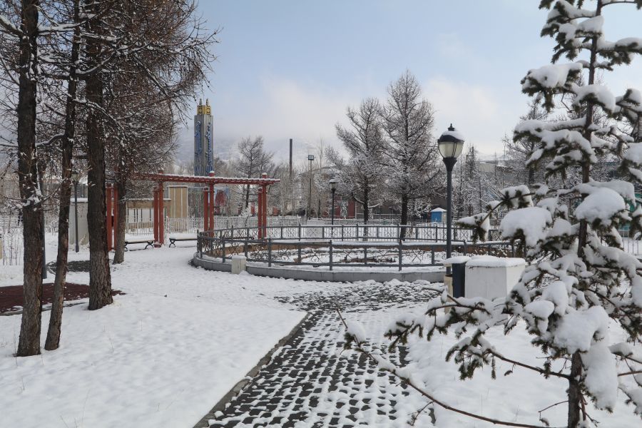 Хангайн уулархаг нутаг, халх голын сав газраар бороо, нойтон цас орно