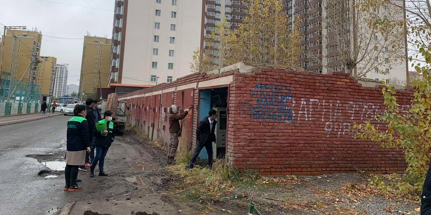 Зөвшөөрөлгүй барьсан 17 тоосгон гараашийг буулгаж, газрыг чөлөөллөө