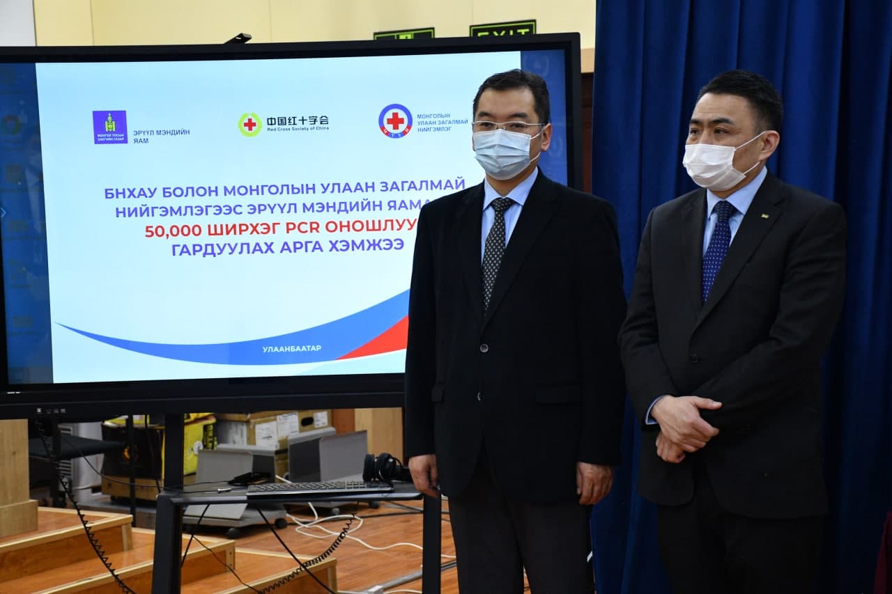 Улаан загалмай нийгэмлэгээс 50,000 ширхэг  PCR оншлуур хүлээлгэн өглөө