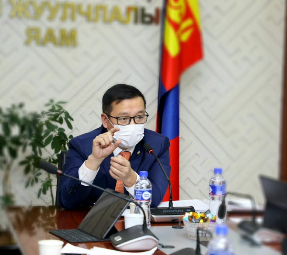 БОАЖ-ын сайд Б.Бат-Эрдэнэ, "Соёмботой уулын оройд газар олгожээ