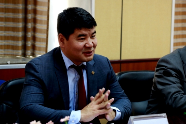 Монголын төмөр зам компанийн захирал О.Батнасанг чөлөөлж, оронд нь П.Ганхүүг томилжээ