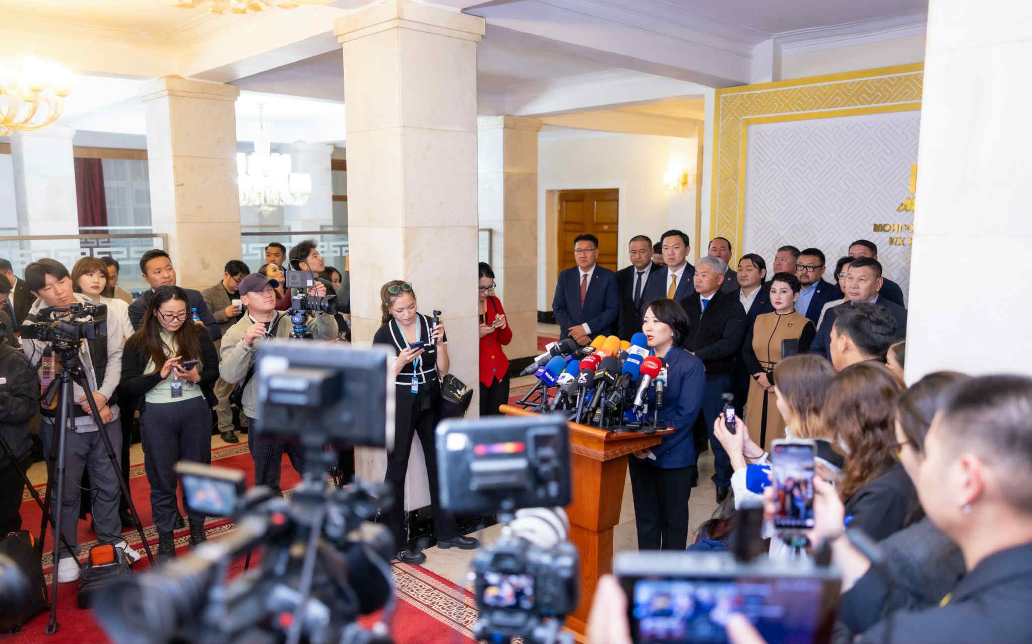 МАН-ын 35 гишүүн УИХ-ын дарга Д.Амарбаясгаланг бүрэн эрхээсээ түдгэлзэж, асуудлаа шалгуул хэмээн шаардлаа
