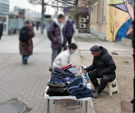 Ахмад настан н.Мягмар: Тэтгэвэр бага,  зээлтэй учраас гудамжинд чулуугаар мэргэлж мөнгө олдог