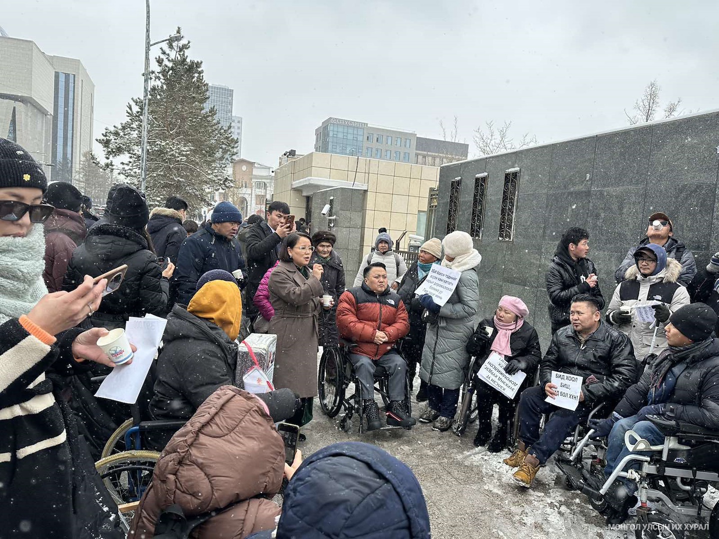 Төрийн ордны гадна хөгждийн бэрхшээлтэй иргэд жагсав