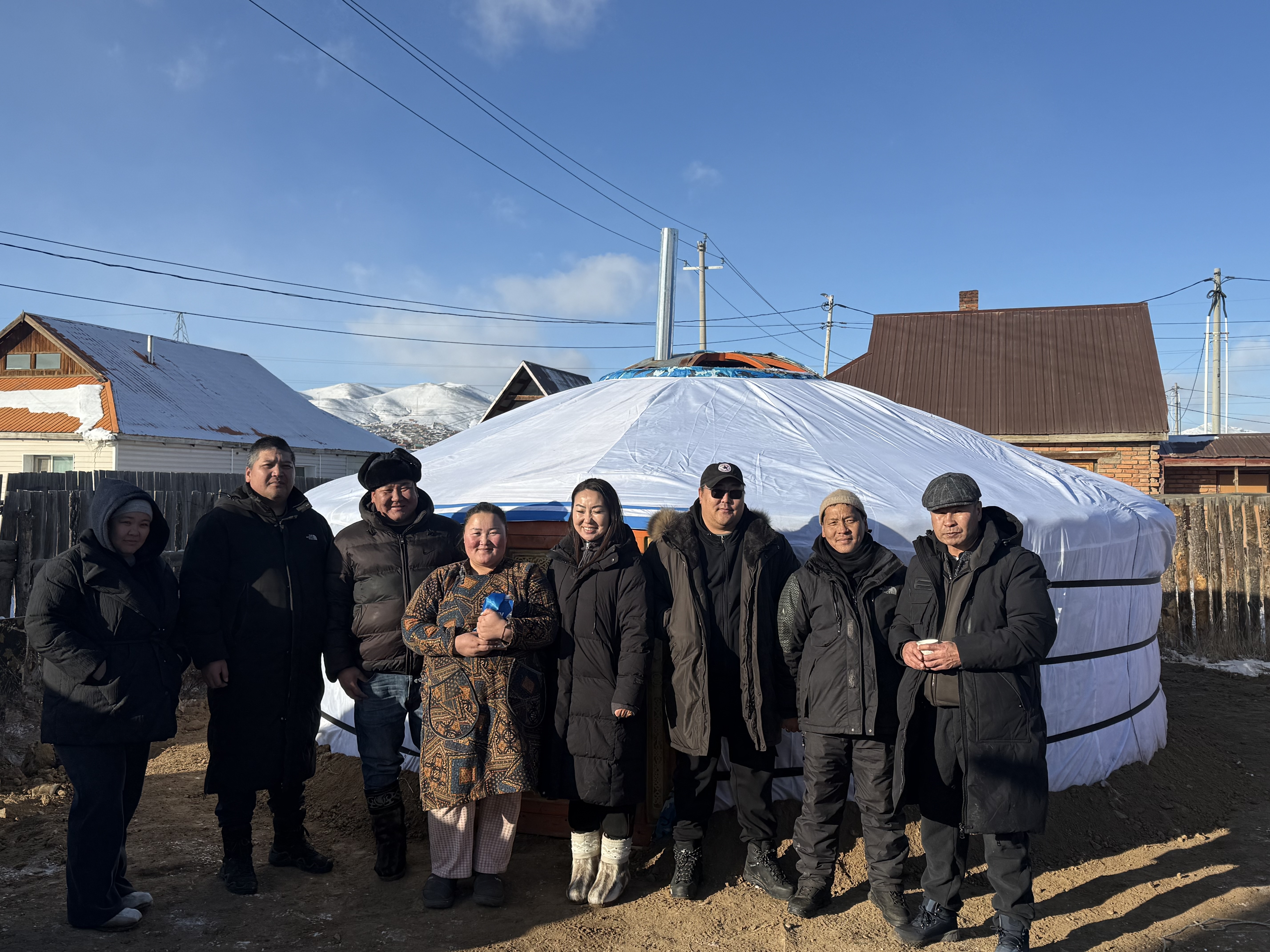 Гэр нь шатсан өрх толгойлсон 6 хүүхэдтэй ээжид Улаанбаатар-Замын-Үүд чиглэлд хүн тээвэрлэдэг жолооч нар 5 ханатай гэр авч өглөө