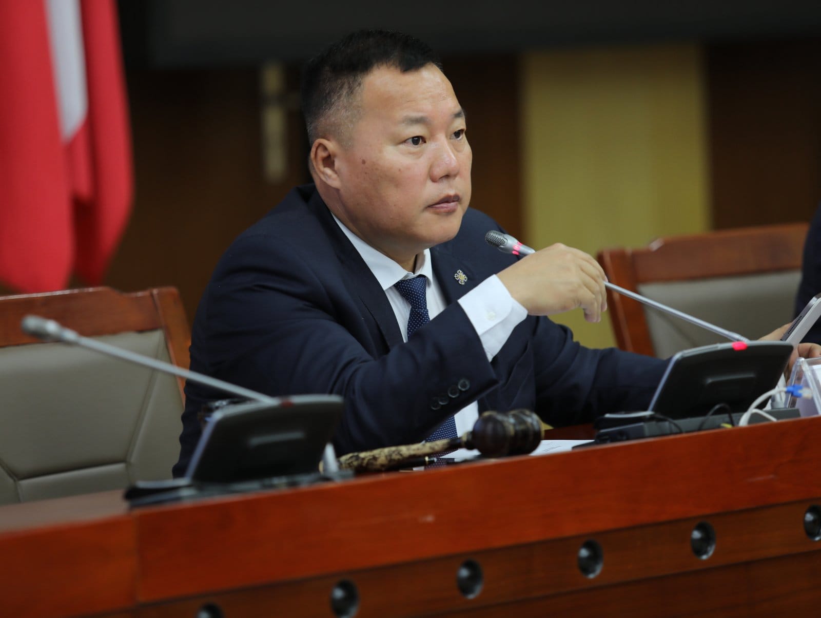 УИХ-ын гишүүн О.Цогтгэрэл: 3,5 $ тэрбум буюу 10 их наяд төгрөгийг төсвийн хязгаараас гадуур тооцох санал хэлэлцэгдэж байна.Бид үүнийг дахин нягтлах ёстой