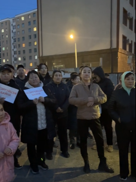 БЗД-ийн 43-р хорооны хүүхдийн тоглоомын талбай дээр барилга барьж эхэлснийг оршин суугчид эсэргүүцэн, байрныхаа гадаа жагсаж байна