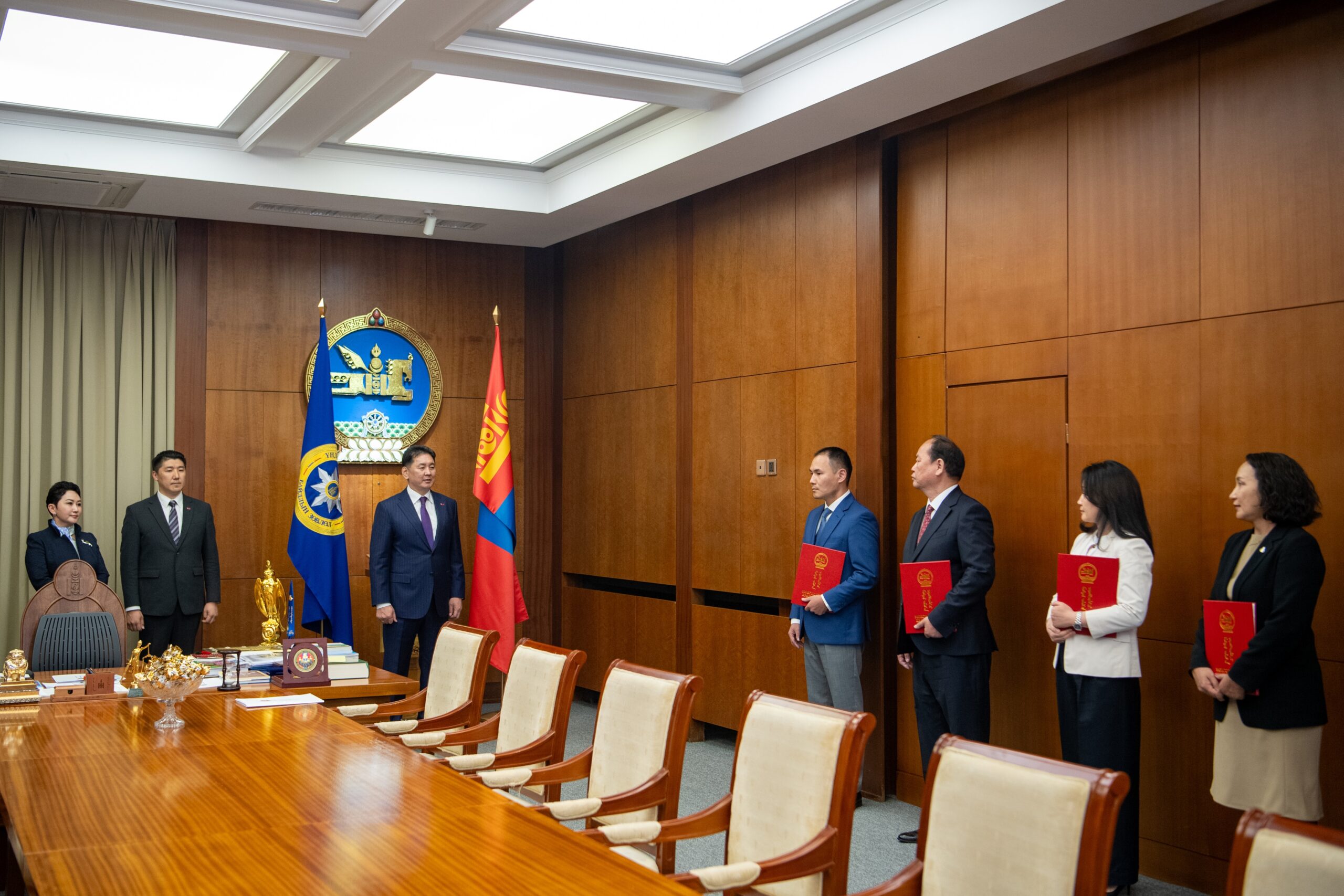 Монгол Улсын Ерөнхийлөгч Ухнаагийн Хүрэлсүх Монгол Улсаас гадаадын улсуудад суух Онц бөгөөд Бүрэн эрхт Элчин сайд нарт Итгэмжлэх жуух бичгийг нь гардууллаа