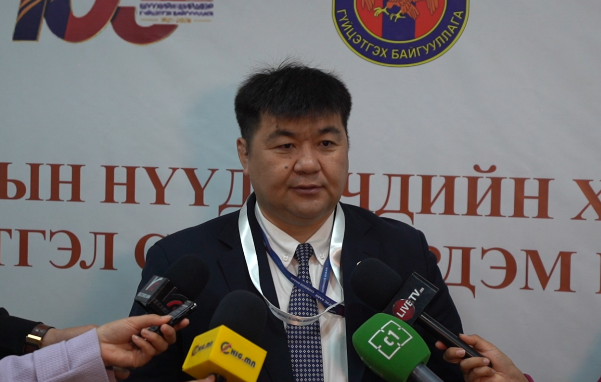 С.Чулуун: Хотгойдын шадар ван Чингүнжавыг эхнэрийнх нь өмнө 300 орчим огтчиж хороосон гэдэг