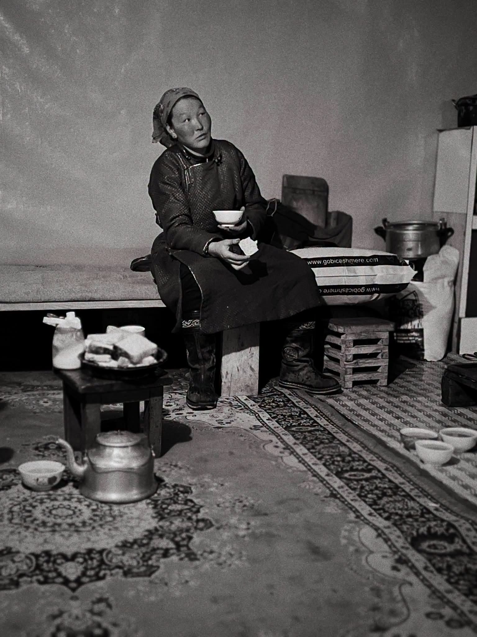 Сон Жүн Хван:  Нэг аяга цай, нэг хэсэг талхаар өдрөө эхлүүлж буй Монгол эмэгтэй