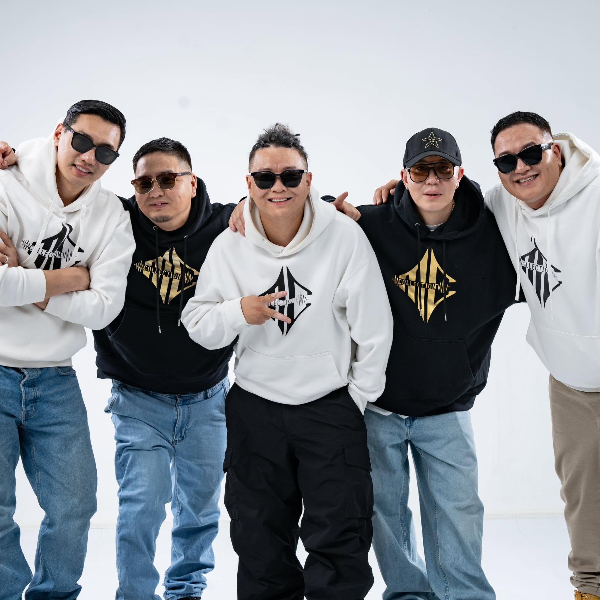 Өөр өөр мэргэжлийнхнээс бүрдсэн MC Collection хамтлаг байгуулагдаад 20 жил болжээ