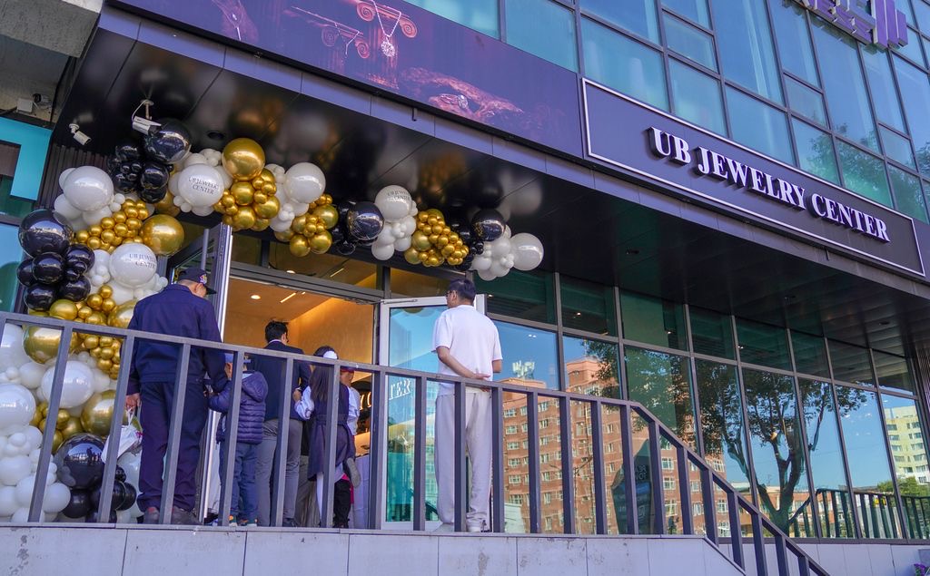 Үнэт эдлэлийн салбарт шинэ өнгө нэмсэн “UB JEWERLY CENTER“ нээлтээ хийлээ