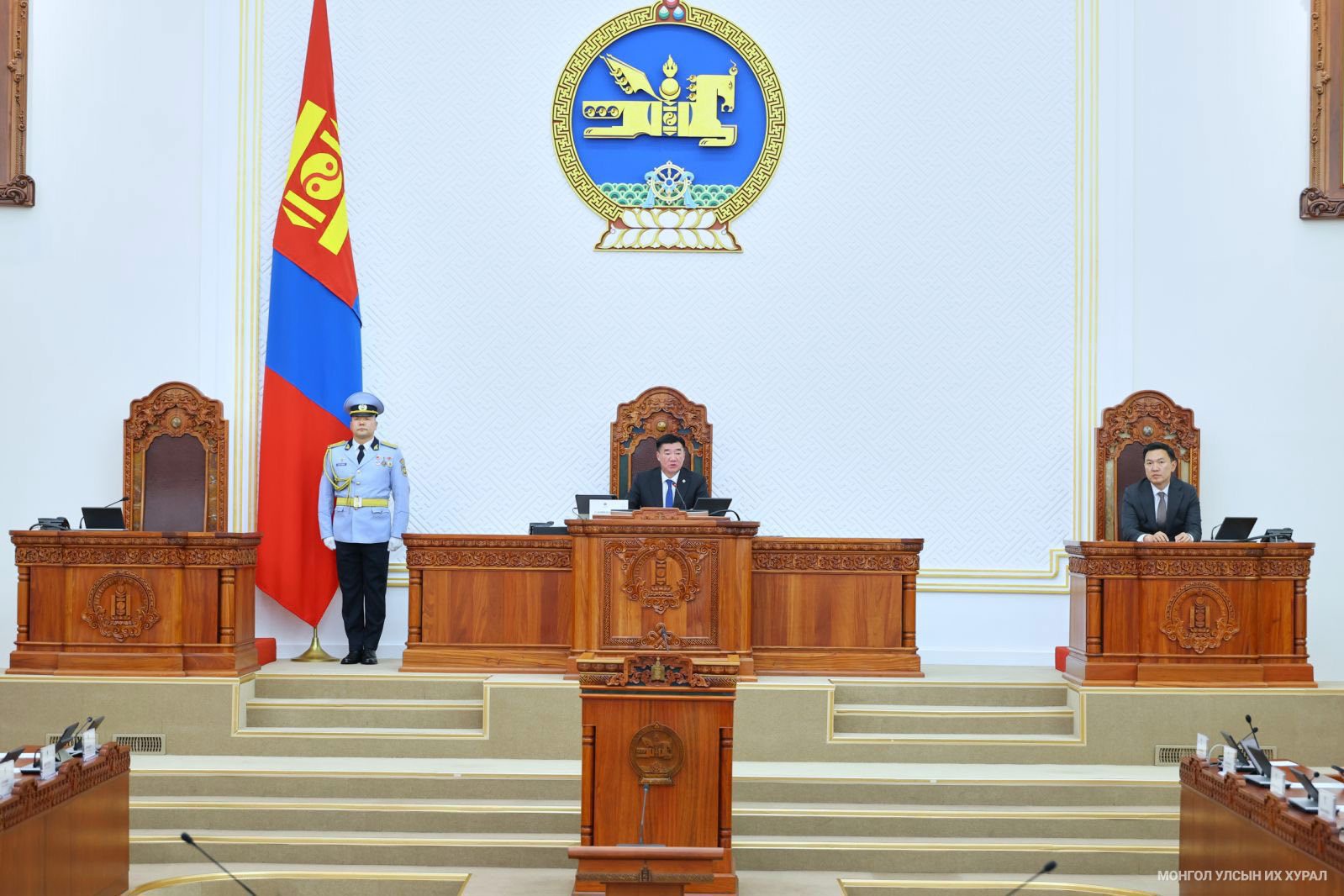 Монгол Улсын 2026 оны төсвийн тухай хуульд өөрчлөлт оруулах тухай хуулийн төслийг гурав дахь хэлэлцүүлэгт шилжүүлж, ээлжит бус чуулган өндөрлөлөө