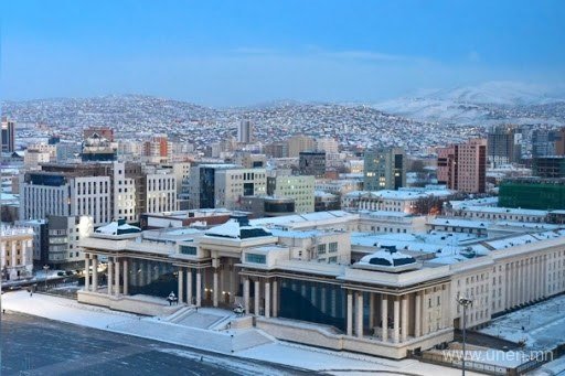 Улаанбаатарт үүлэрхэг. Ялимгүй цас орно. Салхи баруун хойноос секундэд 5-10 метр. -3...-5 хэм хүйтэн байна
