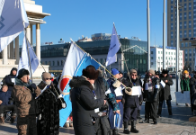 21 аймгаас Улаанбаатар хотыг зорин ирсэн 200 гаруй малын эмч нар Сүхбаатарын талбайд тайван жагсаал хийж байна