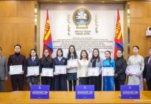 “Монгол Улсын Үндсэн хуулийн өдөр”-т зориулсан эсээ бичлэгийн уралдааны шилдгүүдэд шагнал гардуулав